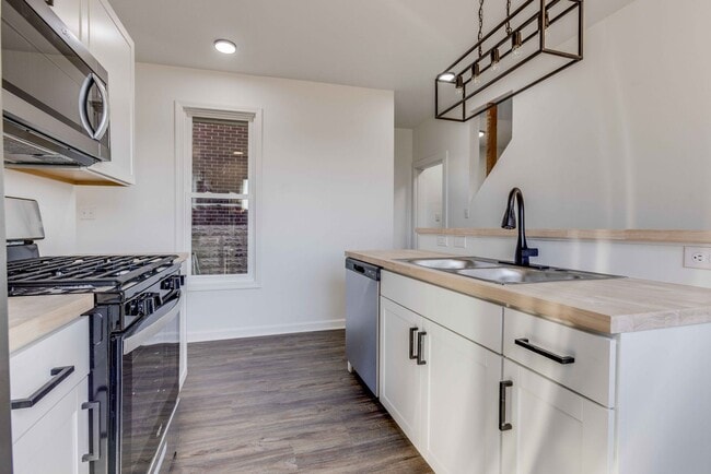 Building Photo - 328 Sweetbriar St