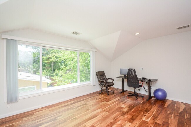 Building Photo - 9906 Cedardale Dr