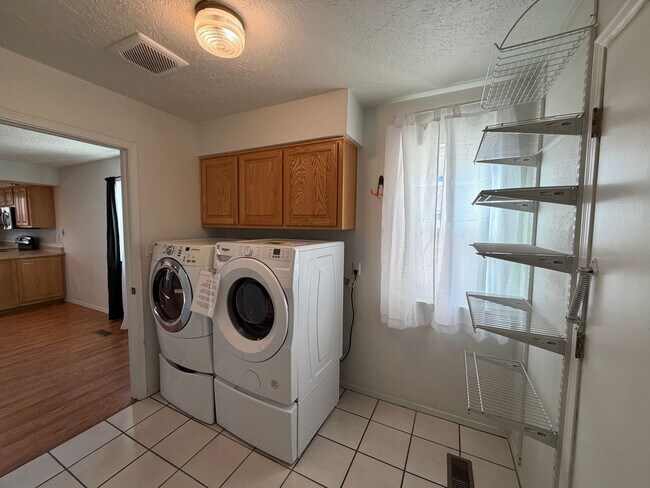 Building Photo - 3 Bedroom Single Story Home Available Near Academy Rd NW & Ventura St NE!