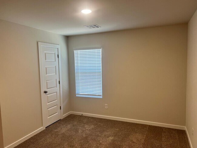 Building Photo - 2925 Firefly Dr