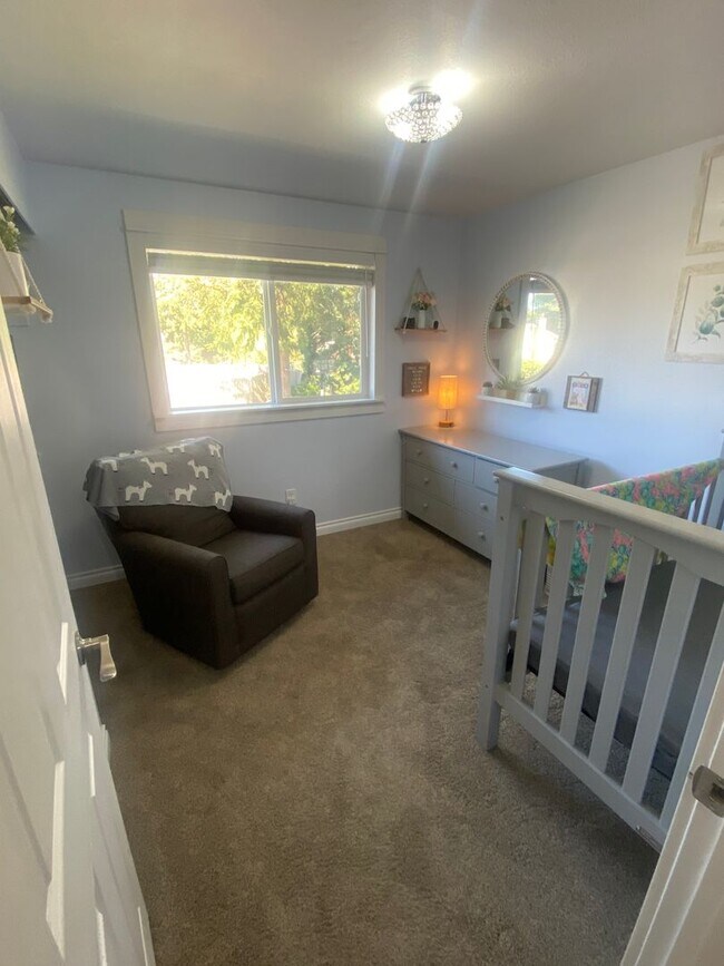 Building Photo - Beautifully Maintained 3 Bedroom 2 Bath Home with Garage and Fenced Yard! Pets Welcome!