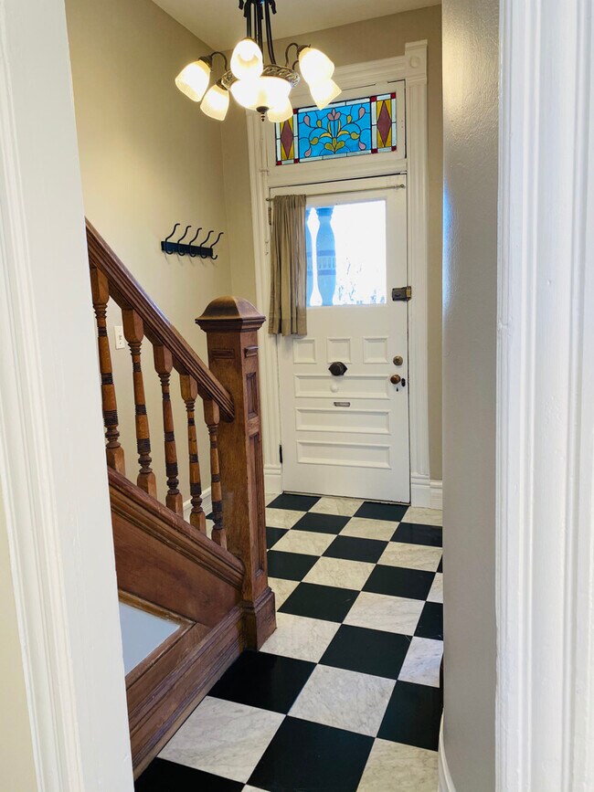 Building Photo - 910 E 20th Ave