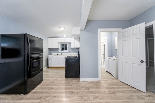 Building Photo - 407 W 6th Ave