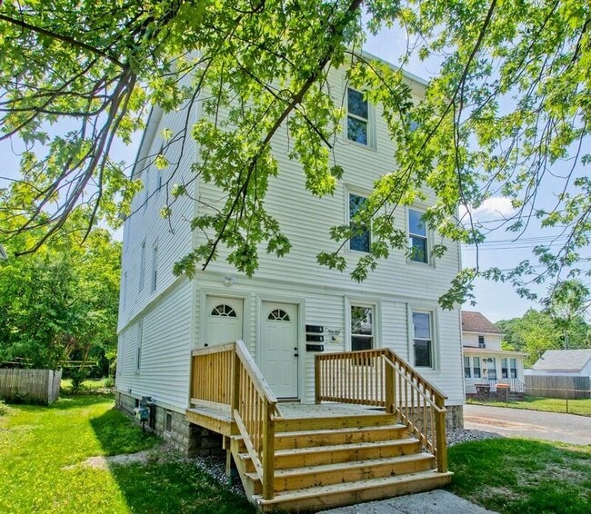 Building Photo - 104 Moore St