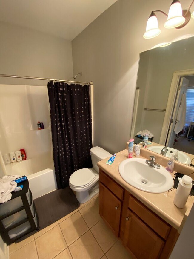 Building Photo - The Verandas on Ruth St.