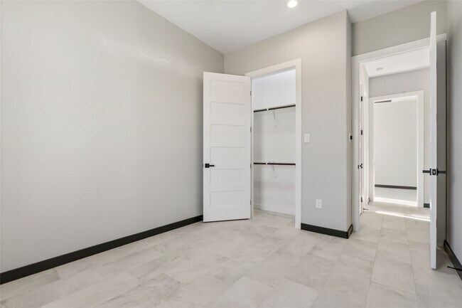 Building Photo - 208 Silverleaf Rd