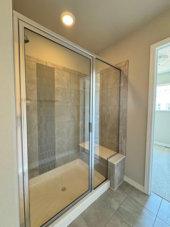 Building Photo - 3 Bedroom 2.5 bath 2 car garage with centr...