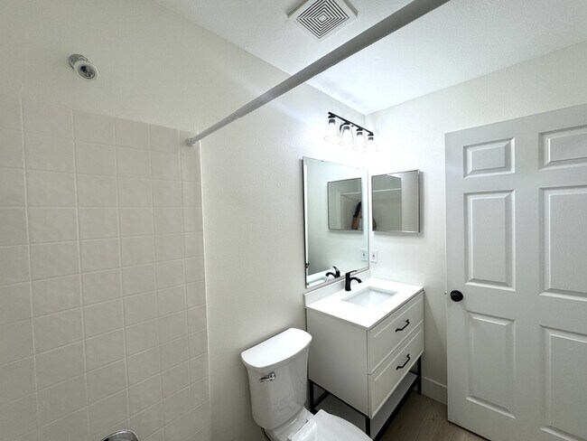 Building Photo - 964 Vanderbilt Dr