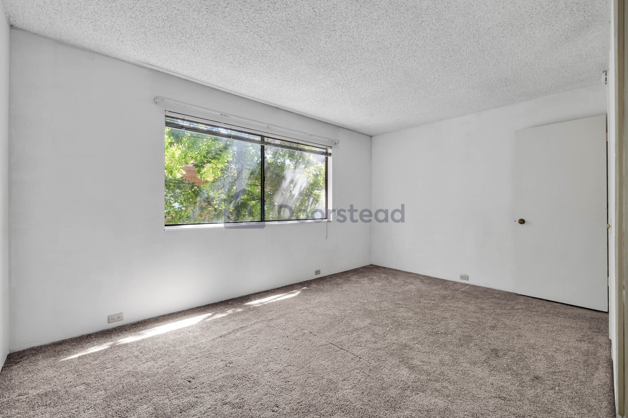 Building Photo - 724 Woodside Ln E