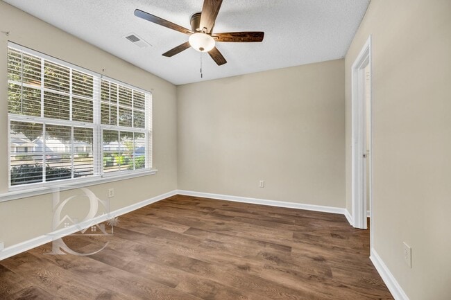 Building Photo - ONE STORY LIVING - MINUTES FROM EVERYTHING