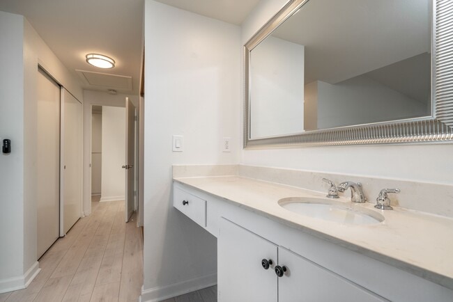 Building Photo - Beautifully Remodeled Tri-Level Condo With...