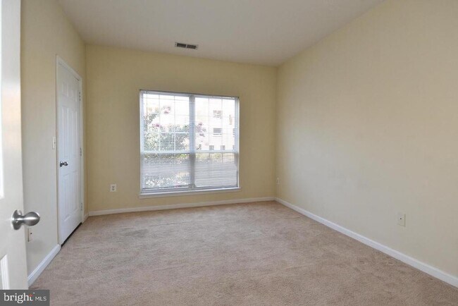 Building Photo - 4850 Eisenhower Ave