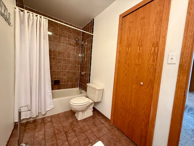 Building Photo - 7900 E Cedar Lake Dr