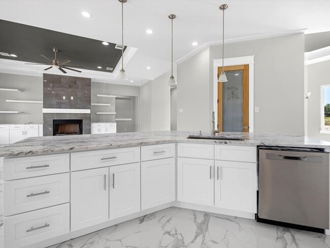 Building Photo - 3135 Kermes Dr