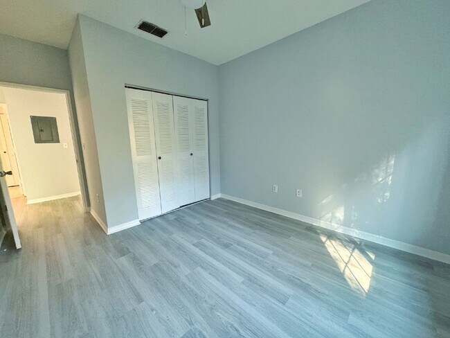Building Photo - Updated 2BR/1BA Florida Club Condo! Available Soon!