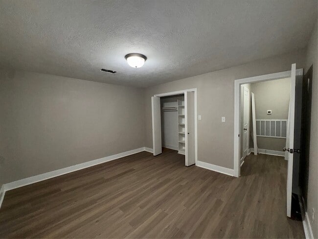 Building Photo - 906 Llano St