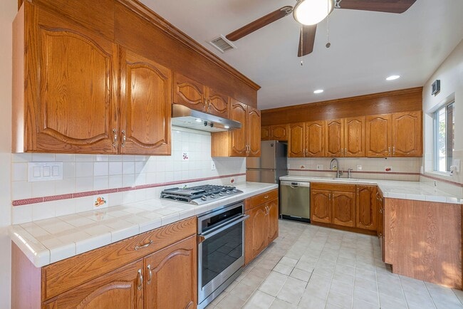 Building Photo - Charming Redondo Beach Home Rental!