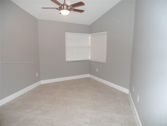 Building Photo - 2810 N Oakland Forest Dr