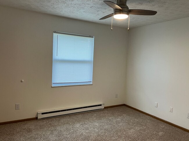 Building Photo - 2 Bedroom Townhome, Quiet Neighborhood!