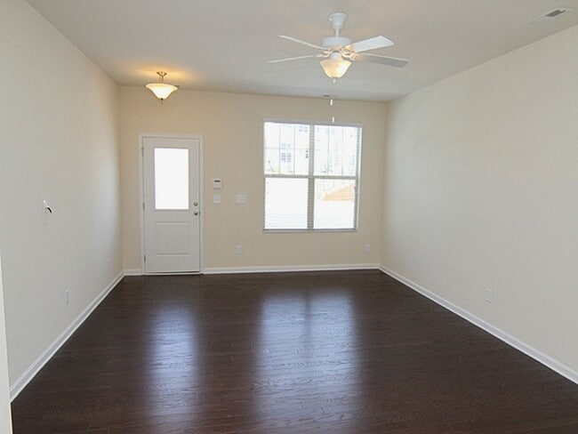 Building Photo - Live in Popular Thompson Ridge near Duke!