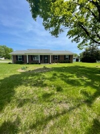 Building Photo - Maryville 37801 - 3 bedroom, 1.5 bath one level hime - Contact Debra Johnson (865) 591-8281