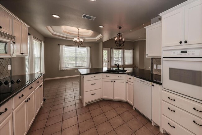 Building Photo - 8 Rosewood Cir