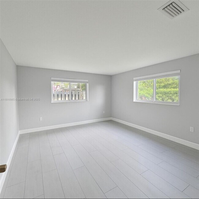 Building Photo - 2860 SW 32nd Ave
