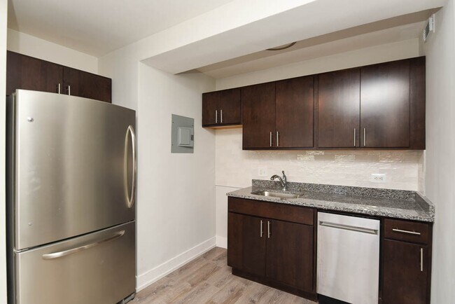 Building Photo - 450 W Wellington Ave