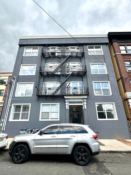 Building Photo - 14 Thomas St