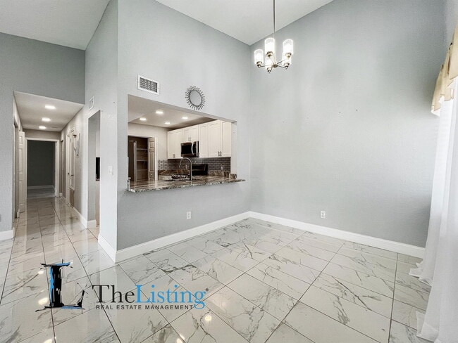 Building Photo - 2482 Lakeway Branch Dr