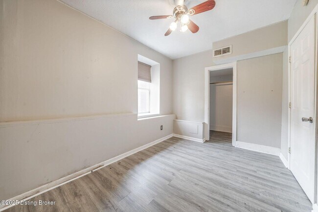 Building Photo - 1112 E Oak St