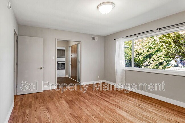 Building Photo - 1401 Laurent St
