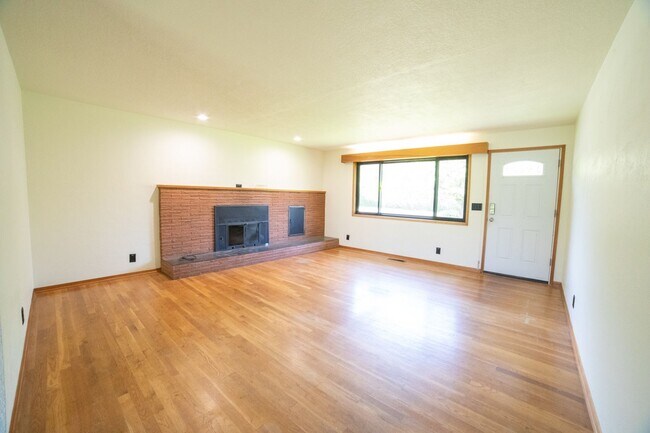 Building Photo - Large One Level Oregon City Home