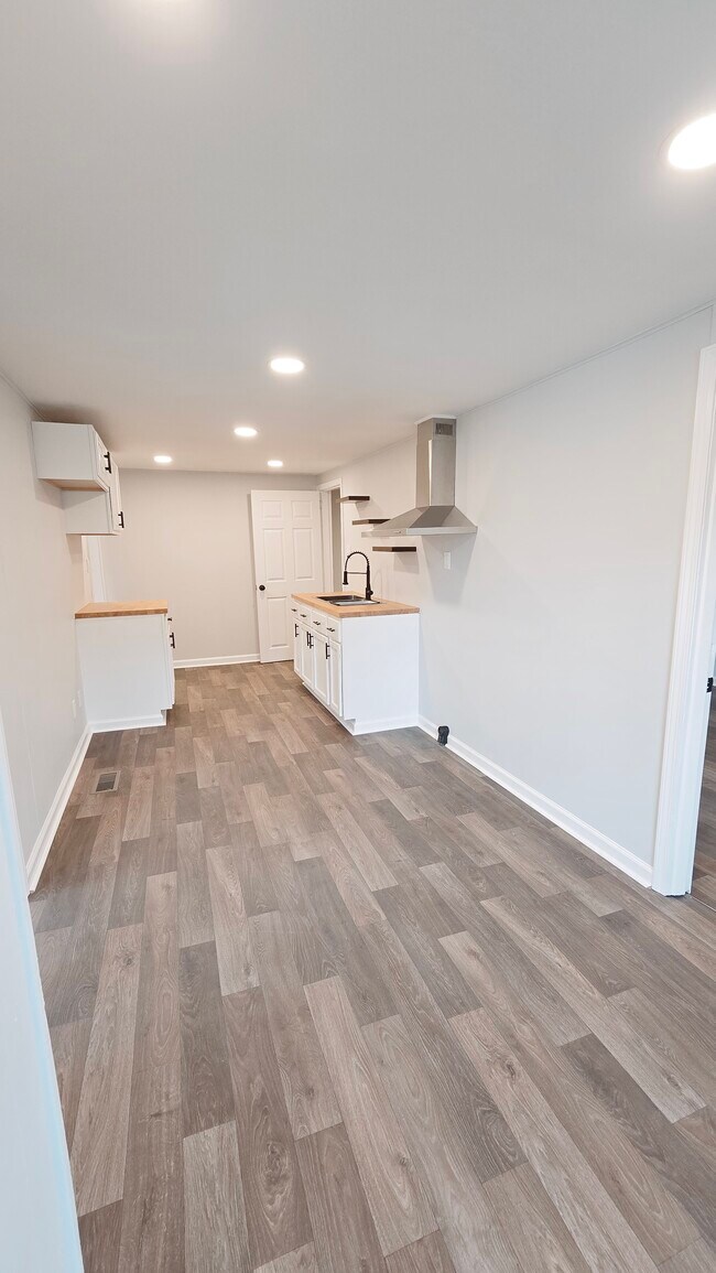 Building Photo - 64 Spruce St