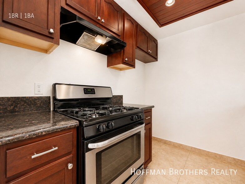 Building Photo - 945 N Serrano Ave