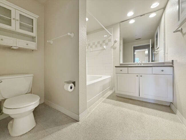 Building Photo - 402 S Armenia Ave