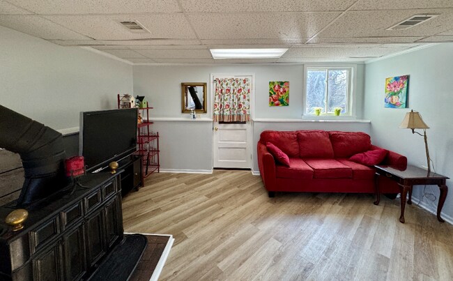 Building Photo - 111 White Oak Dr