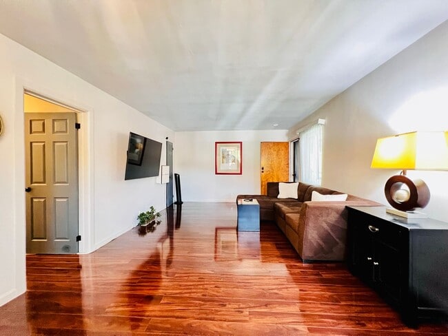 Building Photo - Catch this Property before it goes - Light...