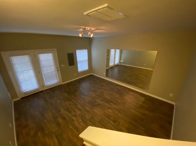 Building Photo - Lovely townhouse in fantastic Durham locat...