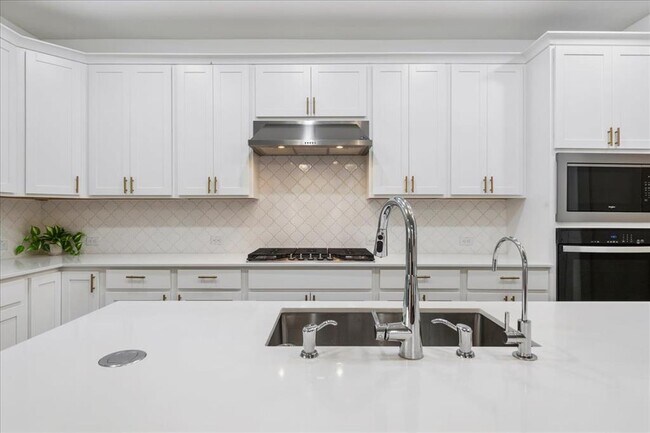 Building Photo - 240 Inlet Ln