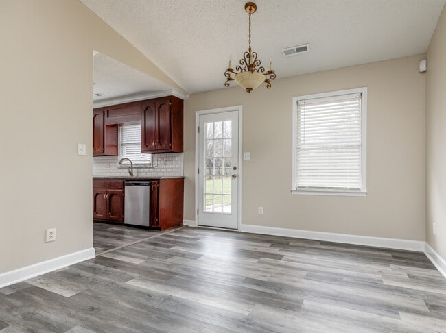 Building Photo - 220 Saddle Rock Ct