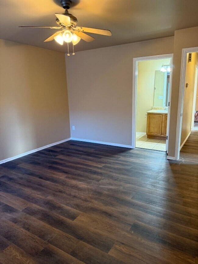 Building Photo - Updated Duplex - Mustang Schools - Open Fl...