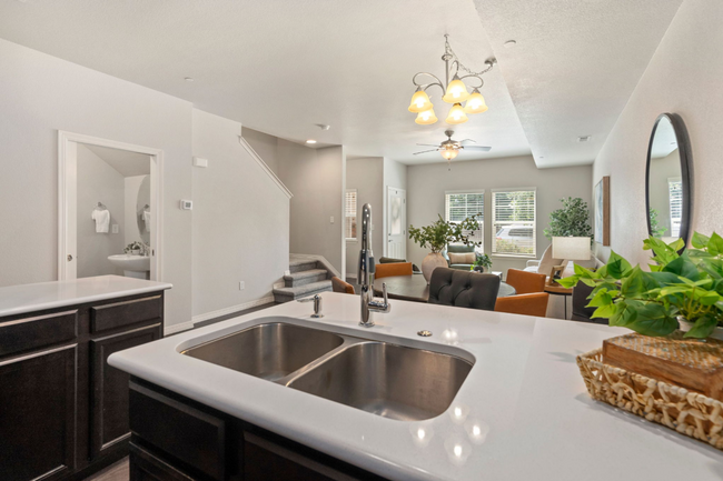 Building Photo - Amazing 3 bedroom Townhouse in Central For...