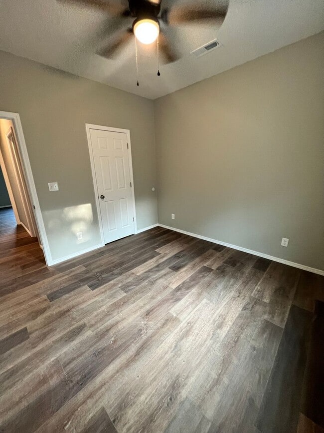 Building Photo - 3 bedroom 2 bath 2 car garage Bolivar MO
