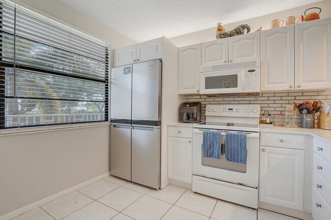 Building Photo - 6037 Balboa Cir