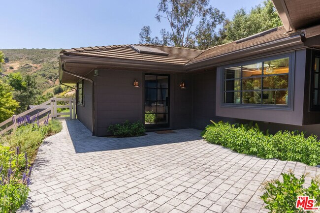 Building Photo - 6 Buckskin Ct