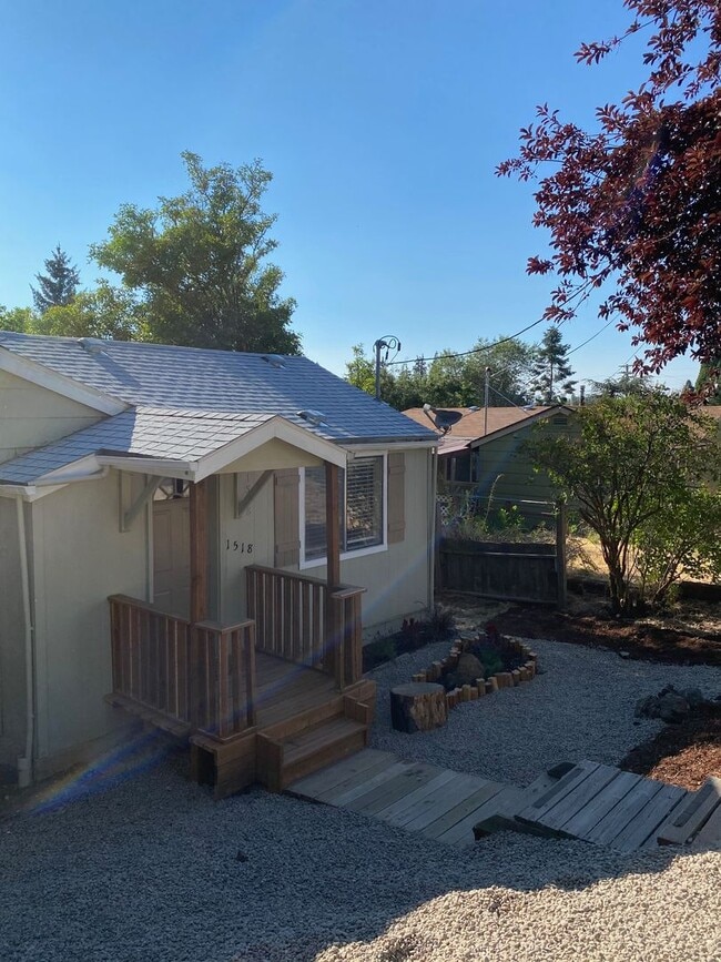 Building Photo - 1518 Siskiyou St