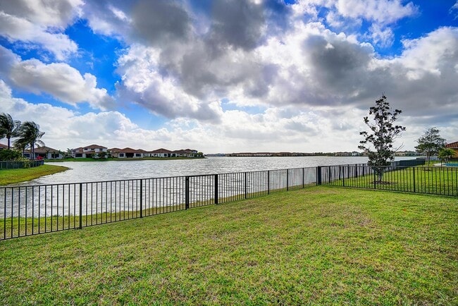 Building Photo - 8980 Lakeview Pl