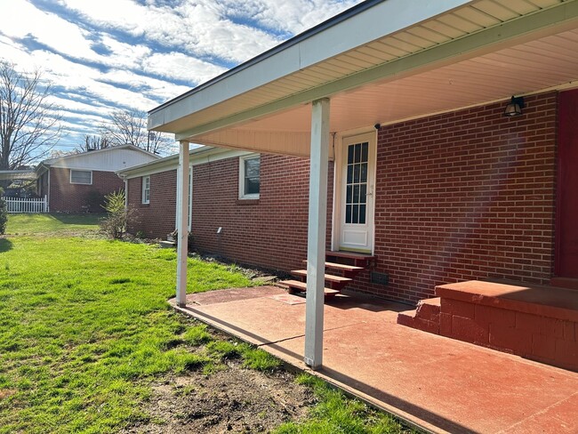 Building Photo - Weaverville - Clean and Tidy! Home Office,...