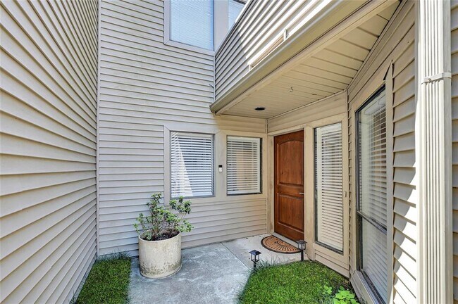 Building Photo - 11528 Riverview Dr